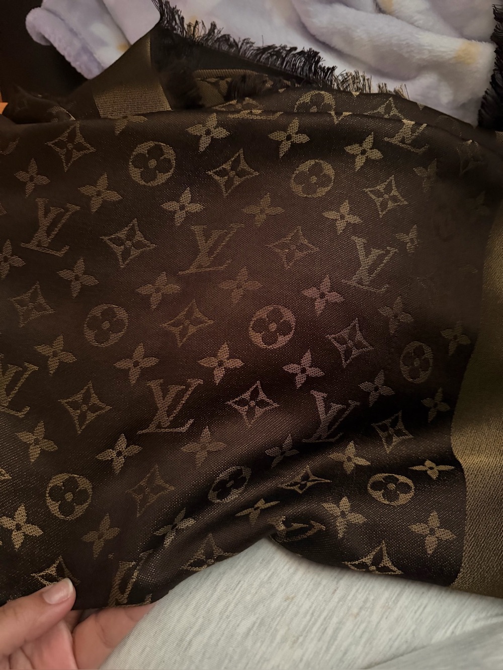 Louis Vuitton Shine Silk Stole - Picture 6 of 6